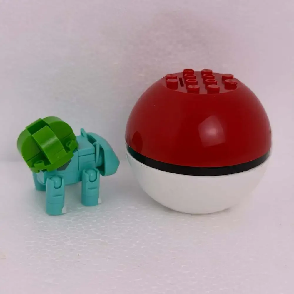 Mega Construx Pokémon Bulbasaur Poké Ball Building Toy Set